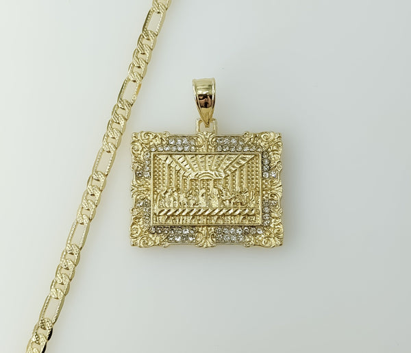 Gold plated figaro chain necklace with diamond cut design and 14K accents.
Gold plated diamond cut figaro chain necklac