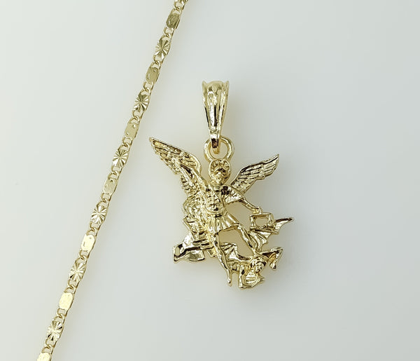 Gold plated solid chain necklace with small star pendant design.
Gold plated small star pendant solid chain necklace wit