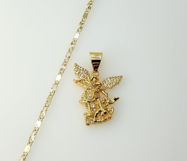 Gold plated solid chain necklace with small star pendant design.
Gold plated chain necklace featuring small star pendan